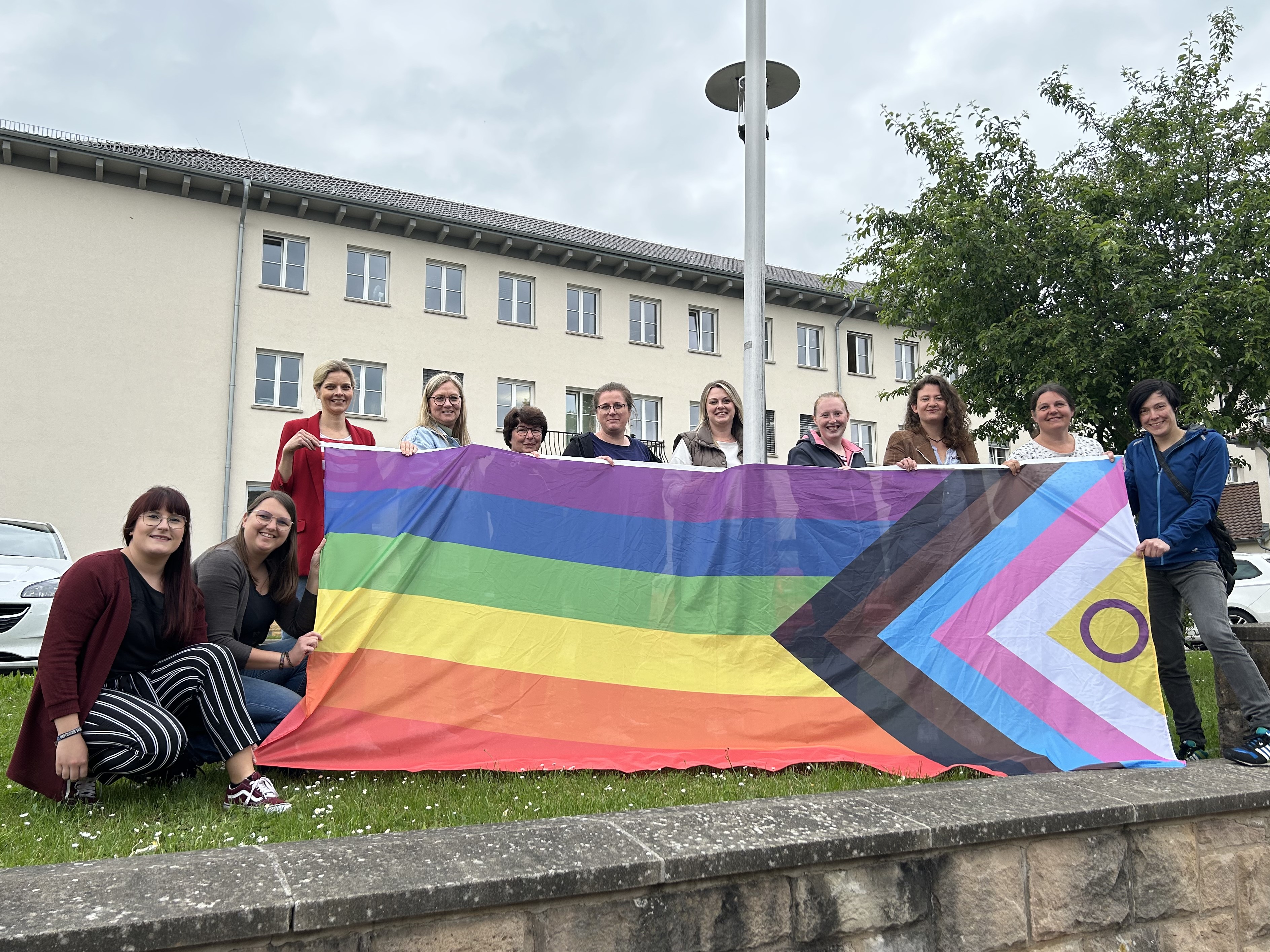 Pride-Progress-Flagge vor dem Landratsamt gehisst