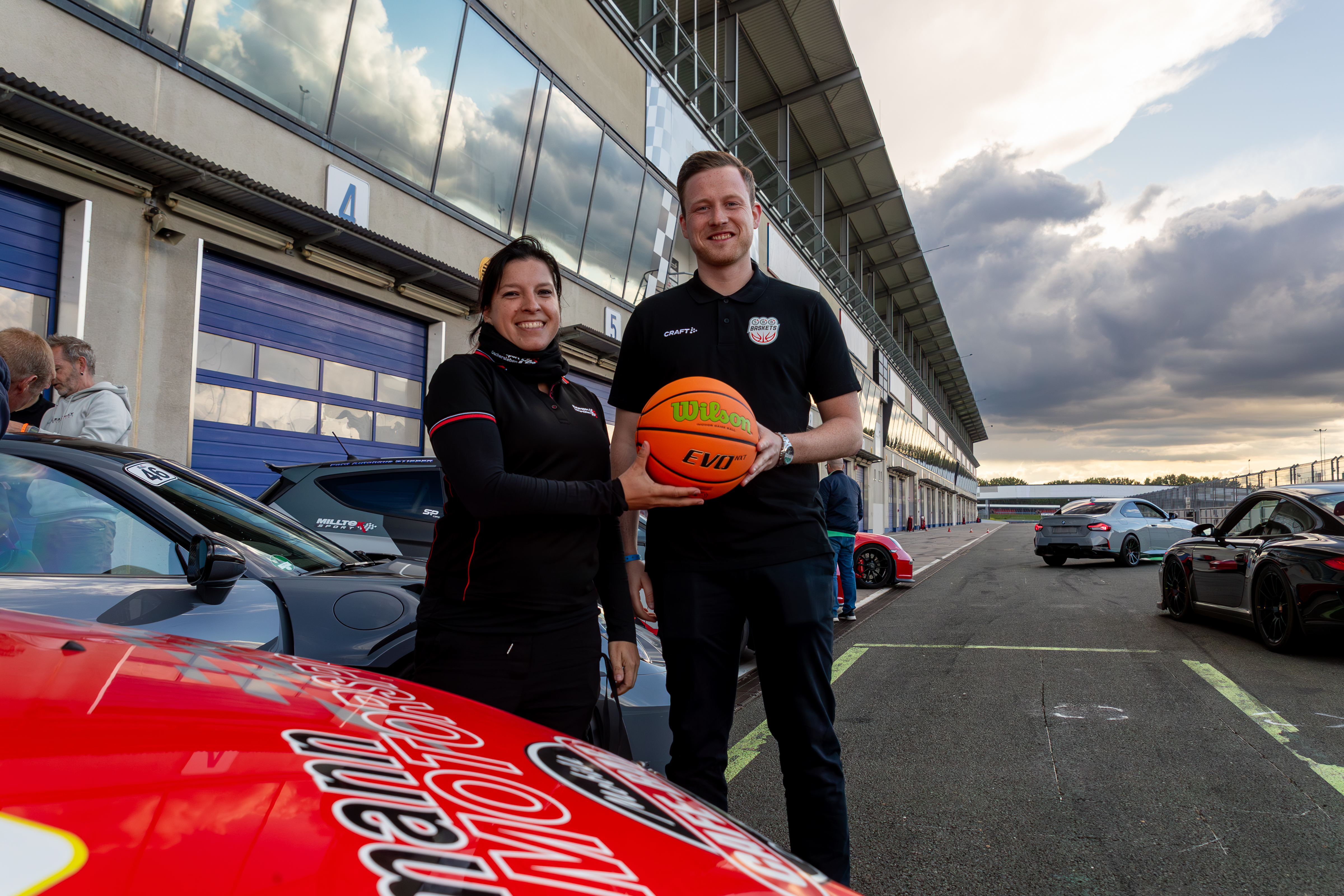 Sportliche Partnerschaft zwischen den SBB Baskets und der Motorsport Arena Oschersleben