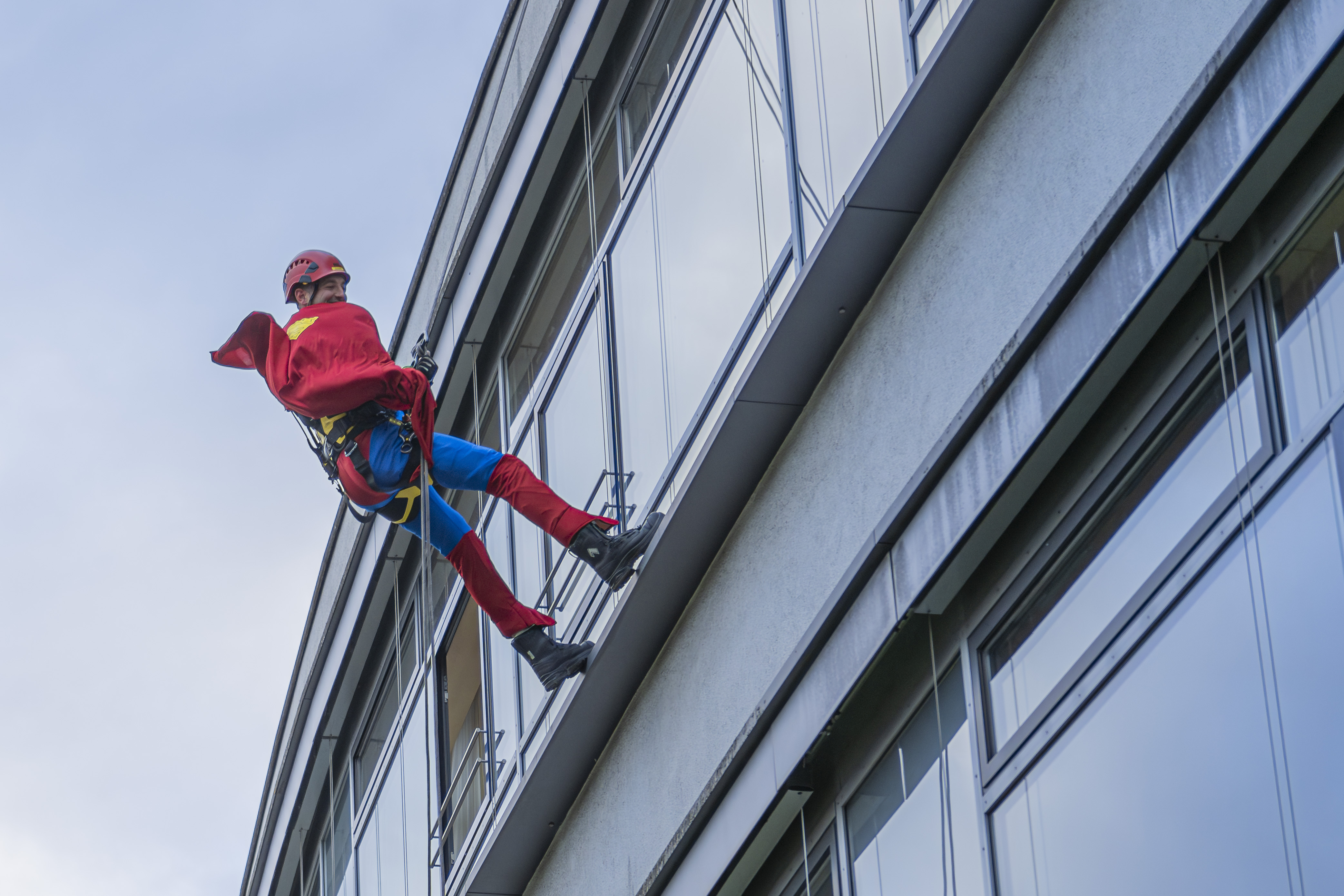 Nikolaus-Aktion: Höhenretter der Feuerwehr bringen Kinderaugen im Klinikum Karlsruhe zum Leuchten